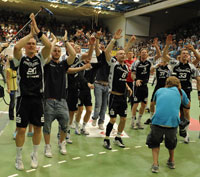 Die THW-Spieler bedanken sich bei den mitgereisten Fans -  der Auftakt zur langen "Champions-Party".