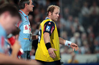 Der Moment, in dem die Party in der Sparkassen-Arena-Kiel begann: Dr. Rolf Brack bringt mit Frank Ettwein einen siebten Feldspieler.