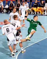 Nur neun Mal konnte G�ppingen in der zweiten Halbzeit - hier mit Dragos Oprea - L�cken  in der Kieler Abwehr zu Toren nutzen.