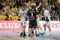 K�rpersprache: Riesenjubel nach dem Schlusspfiff auf Kieler Seite, entt�uschte L�wen auf der Seite der Gastgeber.