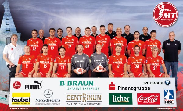 Oben von links: Betreuer Klobes, Physioth. Eren, Betreuer Horn, Physioth. Siebert, Sportl. Leiter F�lker, Co-Trainer Balogh, Fitnesstr. Wiederhold;Mitte von links: Arzt Dr. Rauch, Allendorf, Vasilakis,