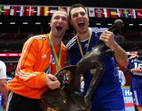 Thierry Omeyer und Jerome Fernandez mit der Troph�e.