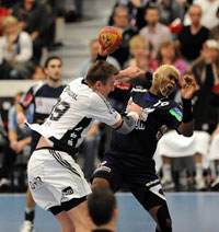 Filip Jicha stoppt Johan Boisedu.