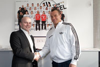 Uli Derad und Christian Zeitz besiegeln die weitere Zusammenarbeit per Handschlag.