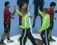 Abklatschen vor der Partie: Die meisten Spieler Al-Rayyans kennt der THW aus Champions-League-Duellen.