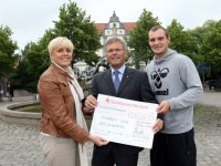 �bergab 1800 Euro f�r das neue Kiwanis-Projekt an VfL-Handballer  Jan Schult (re.) und Frank Biller (Kiwanis): Cup-Organisatorin Jana K�rbis.