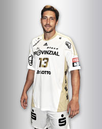 Marcus Ahlm pr�sentiert das neue wei�-goldene THW-Trikot f�r die aktuelle Champions-League-Saison.