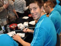 Kim Andersson hatte viel Spa� beim Autogrammschreiben.