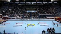 Vor dem Anpfiff in der nur mit 2700 Zuschauern gef�llten Pionir-Halle in Belgrad.