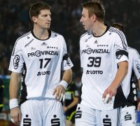 Mit Trauerflor wegen des Todes von Vaclav Havel liefen Daniel Kubes (links) und Filip Jicha auf.