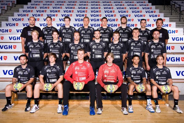 Oben von links: Trainer Mudrow, Co�bau, Behnke, Qvist, Roth, Fl�dl, Nikolov, Co-Trainer Kloth; Mitte von links: Wei�bach, Meiser, Hoffmann, Ivakno, Slundt, Jahns, Stojanovic;