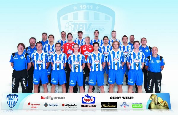 Oben von links: Mannschaftsverantw. Franke, Prei�, Patrail, Dietrich, Link, Fitness-Trainer Krome; Mitte von links: Arzt Kessler, Schneider, Lichtlein, Dresr�sse, Hermann, Theuerkauf, Trainer Beuchler; 