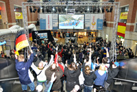 Bereits im letzten Jahr str�mten die Kieler Handball-Fans in Massen zum Public Viewing im Hauptbahnhof.