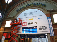 Das Transparent f�r die W�rmed�mmung h�ngt bereits seit Montag im Kieler Hauptbahnhof.