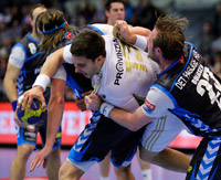 Kampf um jeden Zentimeter: Marcus Ahlm versucht, sich gegen Mikkel Hansen und Joachim Boldsen durchzusetzen. Kampf um jeden Zentimeter: Marcus Ahlm versucht, sich gegen Mikkel Hansen und Joachim Boldsen durchzusetzen.