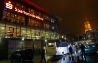 Ankunft im Regen: Erst gegen 20.40 erreichten die Balinger die Sparkassen-Arena. Die Fahrt vom Hamburger Flughafen war wegen einer Vollsperrung in die Verl�ngerung gegangen.