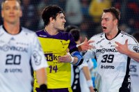 Auch die Emotionen kochten bei der Spitzenpartie hoch: Hier haben Filip Jicha und Evgeni Pevnov Kl�rungsbedarf.