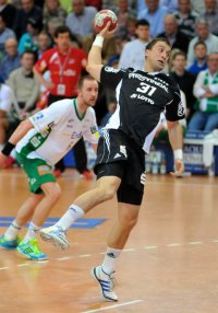 Momir Ilic traf aus zehn Metern  - scheiterte aber auch mit zwei Siebenmetern an Tahirovic.