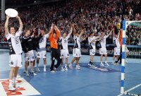 La Ola mit den Fans: Die Meister-Vorfeier bot einen Vorgeschmack auf die gro�e Titelsause am 2. Juni