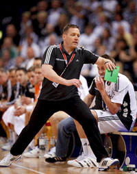 Alfred Gislason auf dem Weg zum Kampfgericht.