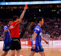 Vertretbare Entscheidung: Matthias Flohr kassiert die rote Karte.