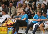 Entspannte Minen auf der Bank: Alfred Gislason und Klaus Elwardt.