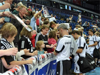 Die THW-Spieler gaben nach der Trainingseinheit flei�ig Autogramme.