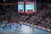 Der neue Video-W�rfel in der Sparkassen-Arena ist eine ideale Werbeplattform.