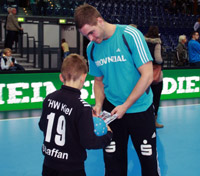 Die dritte Halbzeit: Nicht nur Andreas Palicks schrieb flei�ig Autogramme.