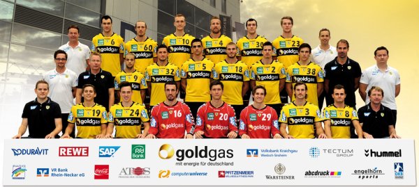 Oben von links: Arzt Dr. Steinhauser, Guardiola, du Rietz, Gerlich, Roggisch, Guardiola, Kretschmer, Physiotherapeut M�ller; Mitte von links: Maskottchen Conny, Physiotherapeut Pander, Trainer Gudmundsson, Petersson, Sesum, Myrhol,