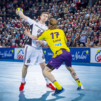 Die zuletzt angeschlagenen Aron Palmarsson und B�rge Lund duellieren sich.