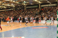 Entt�uschte Kieler Gesichter nach dem Schlusspfiff.