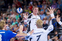 Filip Jicha bedient Rene Toft Hansen am Kreis.