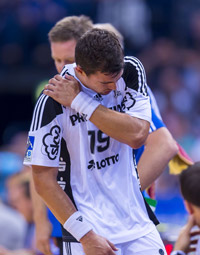 Erst stark Regie geführt, dann mit Verdacht auf schwere Schultereckgelenksprellung raus: Rasmus Lauge. Erst stark Regie geführt, dann mit Verdacht auf schwere Schultereckgelenksprellung raus: Rasmus Lauge.