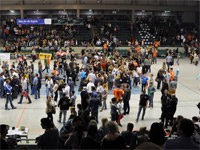 Direkt nach dem Schlusspfiff bev�lkerten die Autogrammj�ger das Spielfeld.