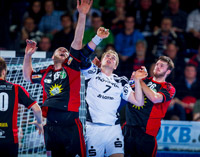 Kampf um den freiern Ball: Ales Pajovic und Rene Toft Hansen.