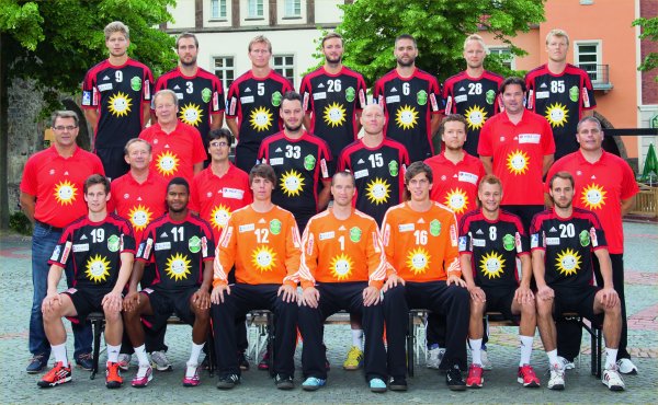 Oben von links: Langhans, Gustafsson, L�ke, Schubert, Vukovic, Niemeyer, Remer; Mitte von links: Teammanager Feric, Co-Trainer Borgmann, Betreuer Kleine, Arzt Holzapfel, Sch�ngarth, Pajovic, Physioth. Lobach, Physioth. Tome, Trainer