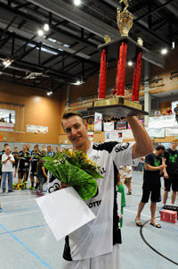 Kapit�n Filip Jicha mit dem Pokal.