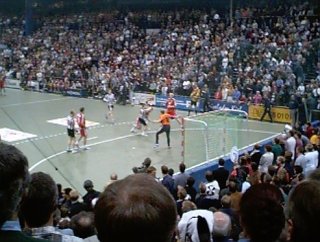 [Bild: Kurz vor Ende des letzten Heimspiels: Die Fans halten die Schalen hoch]