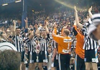 [Bild: Die Zebras danken den Fan]