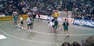 [Bild: Schmidt wird beim Wurf behindert]