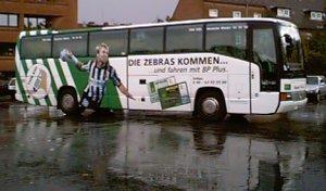 [Bild: Der THW-Bus vor der Halle]