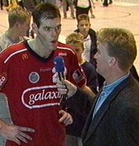 [Bild: Mike Bezdicek im Interview]