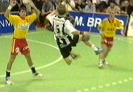 [Bild: Jacobsen trifft aus dem R�ckraum]