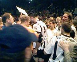 [Bild: Nenad wird von den Fans umringt]