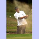 Golfen 2005: Der Sand spritzt - Henrik Lundstr�m schl�gt den Ball aus einem Bunker.