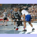 Pittis Abschied: Slavko Goluza zieht Johan Pettersson die Hose herunter, um ihm am Torwurf zu hindern.