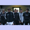 Trainingslager 2005: H�ngende K�pfe kurz nach sechs vor dem morgendlichen Waldlauf rund um den M�hlenteich.