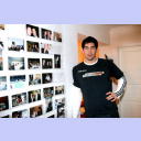 Erinnerungen an zuhause und an seine Freunde. Nikola Karabatic zeigt seine vielen Fotos, die im Flur an der Wand h�ngen.