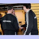 Alfred Gislason begr��t Bruno Martini zum ersten Training.